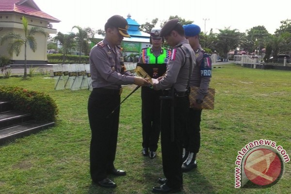 ... kepada opersonil Polres Sukamara. (Foto Antara Kalteng/Gusti Jainal