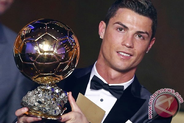 Ronaldo Katakan Putranya Penggemar Messi - 20150115ronaldo