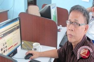 Ketua PWI Sulawesi Utara, <b>Jootje Kumajas</b> (Foto Guntur) (.) - 20120828oce