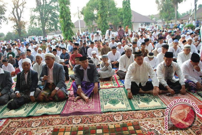 Warga shalat Ied di halaman rumah bupati - ANTARA News 