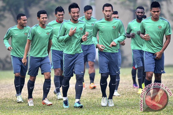 Latihan Timnas Sepak Bola Indonesia  ANTARA News Sumatera 