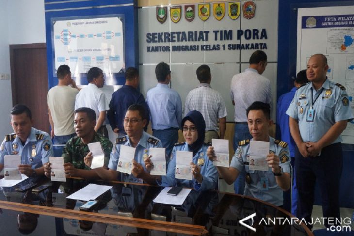 Langgar Izin Tinggal, Sembilan WNA Asal Tiongkok Dideportasi