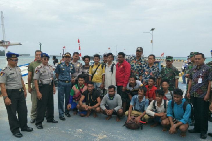 Kapal dihantam ombak, 13 ABK berhasil selamat