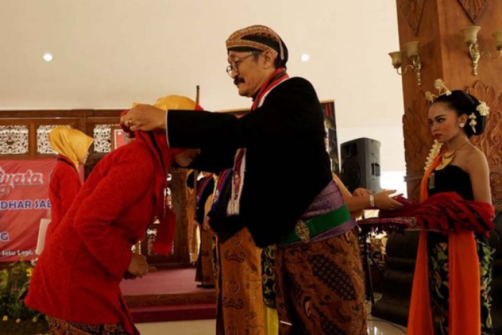 56 pembawa acara bahasa Jawa diwisuda