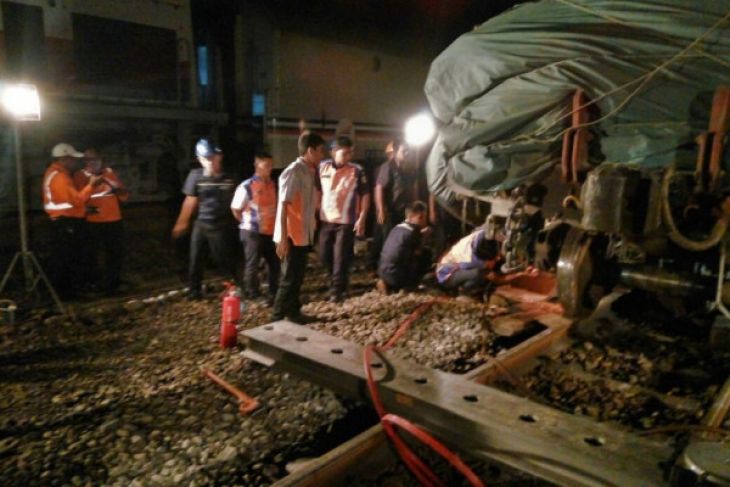 KA pengangkut semen anjlok di Karangsari Banyumas