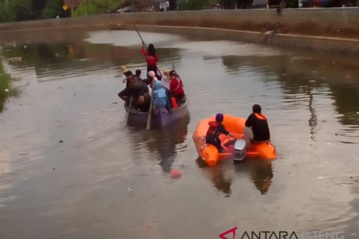 Susur sungai warnai perayaan