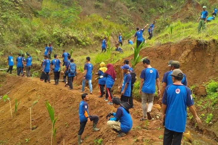 Daerah rawan longsor di Cilacap ditanami seribuan bibit pohon
