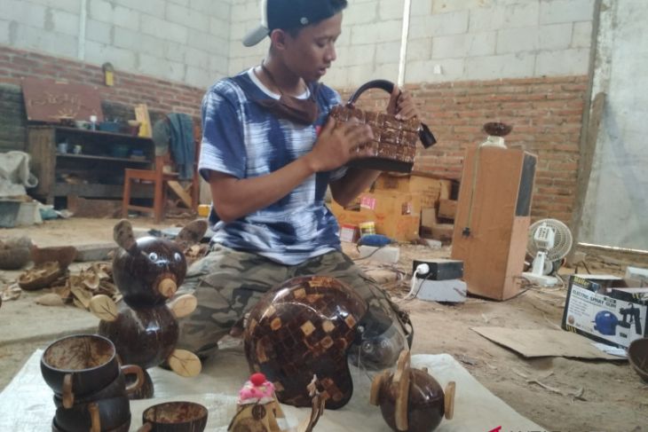 Kerajinan tempurung kelapa diminati konsumen luar negeri