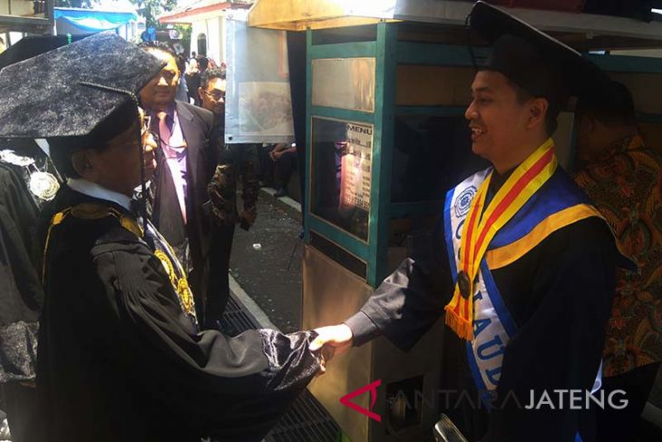 Anak penjual mi jadi wisudawan terbaik FH UMP