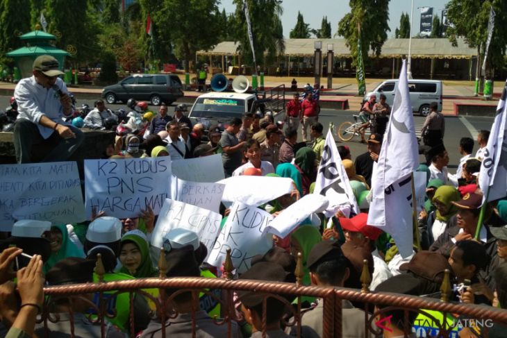 Bupati Kudus siap perjuangkan aspirasi tenaga honorer