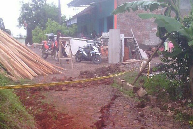 Awas, Pergerakan Tanah Terjadi di Dayeuhluhur - (d)