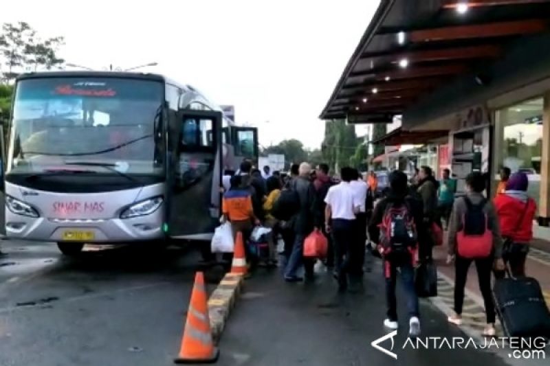 Tanah Ambles, Puluhan Penumpang KA Dialihkan Gunakan Bus