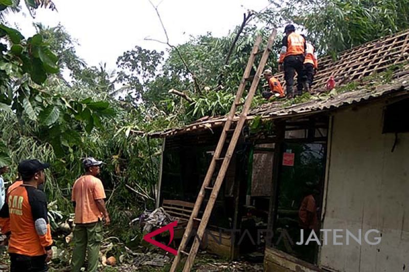 Diterjang angin langkisau, 156 rumah di Banyumas rusak (VIDEO)