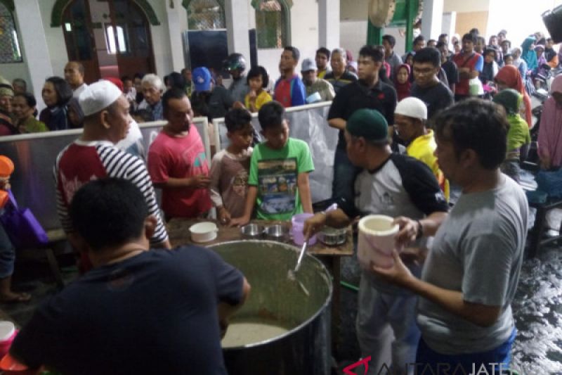 Masjid Darussalam bagikan 1.100 porsi bubur samin