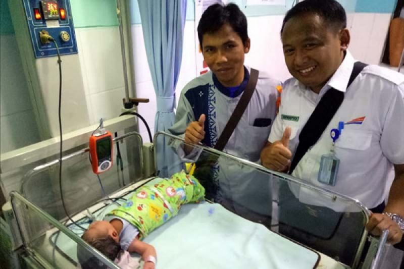 Seorang pemudik melahirkan di dalam kereta api