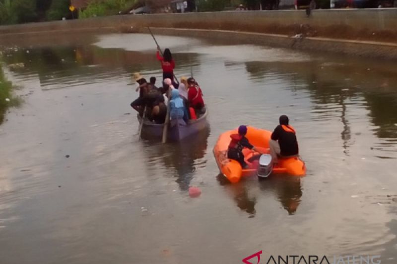 Susur sungai warnai perayaan