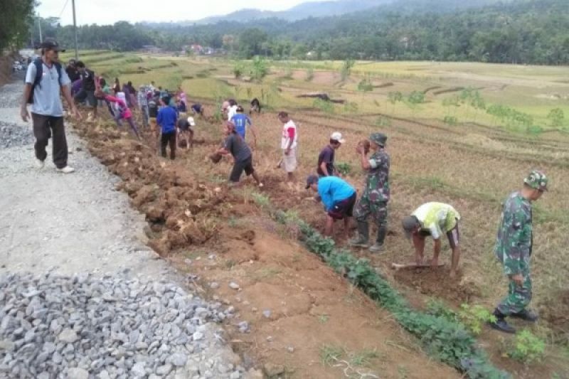 Warga-TNI bangun jalan di Sawangan Banyumas