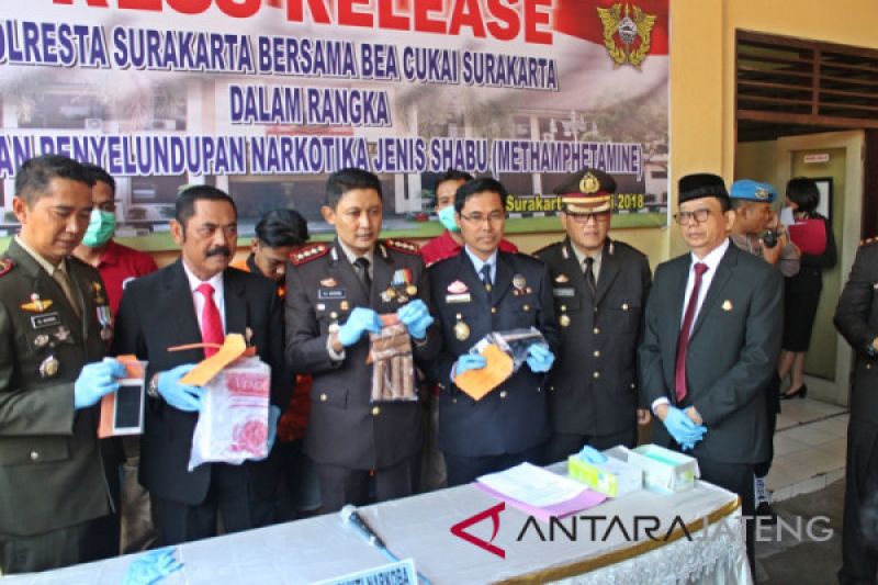 Dua kurir penyelundupan sabu dari luar negeri jalani pemeriksaan