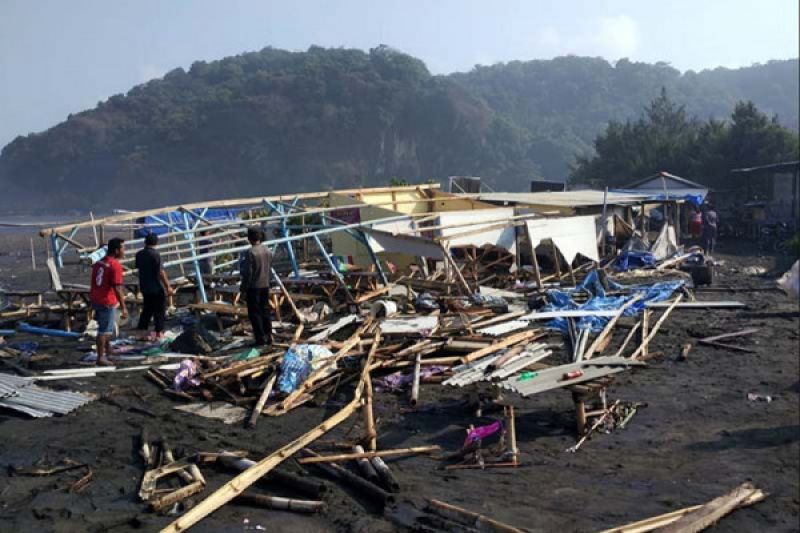 Gelombang tinggi rusak 48 warung di pantai Sodong Cilacap