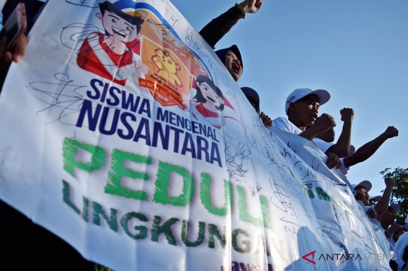 BUMN Hadir - Peserta SMN kampayekan pengurangan sampah plastik