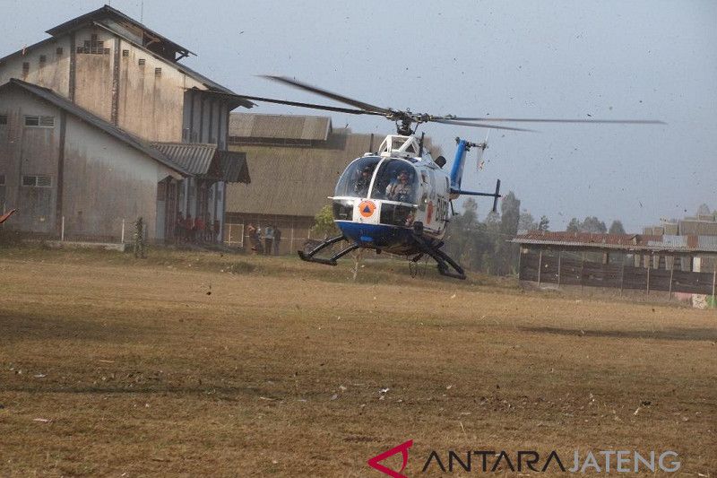 Selain helikopter, pemadaman manual juga dilakukan di Sindoro-Sumbing