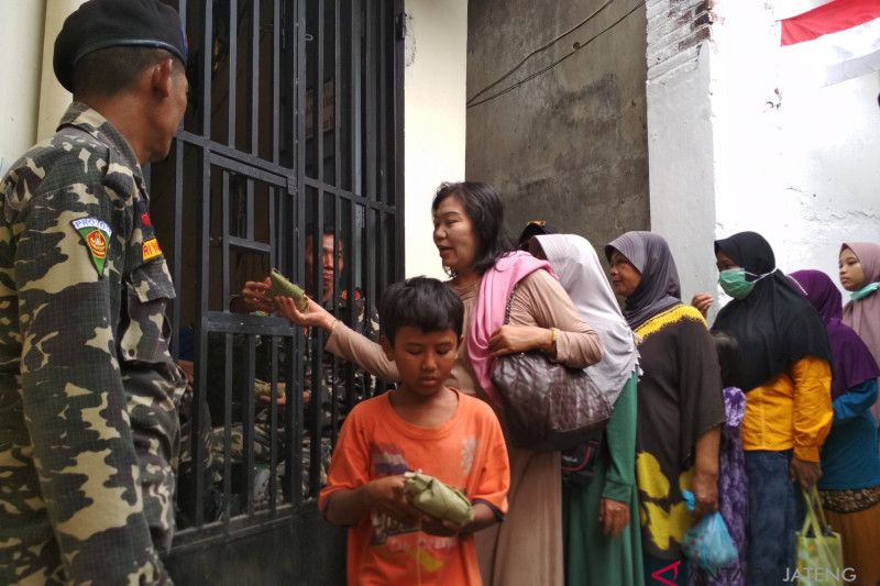Nasi uyah asem, nasi berkat yang diminati ribuan warga (VIDEO)