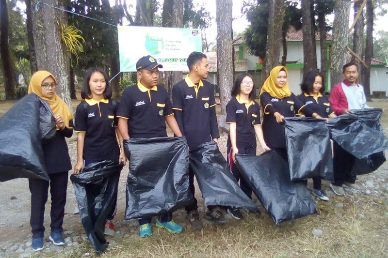 World Cleanup Day, mahasiswa Polbangtan Magelang bersihkan kampus