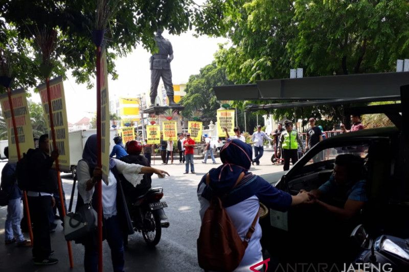 Pinsar petelur protes kenaikan harga jagung