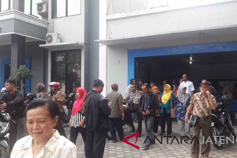Puluhan nasabah BKK Pringsurat tuntut pengembalian uang