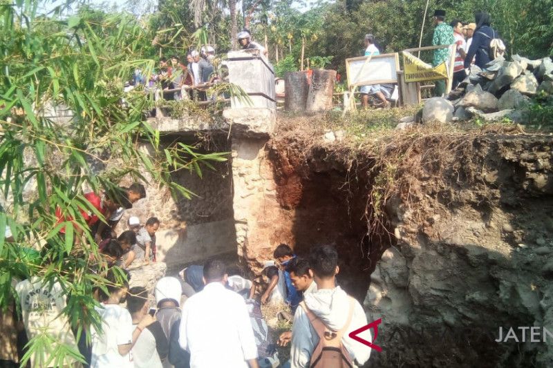 Pekerja bangunan di Pekalongan tewas tertimpa longsor