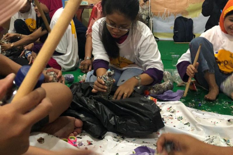 Puluhan anak difabel dilatih mengolah sampah plastik