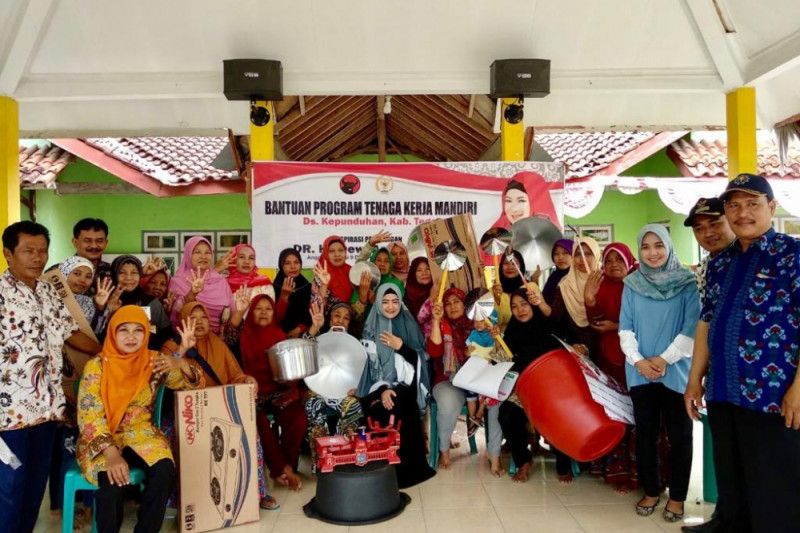 Dewi Aryani Beri Bantuan Alat TKM di Dapil 9 Jateng