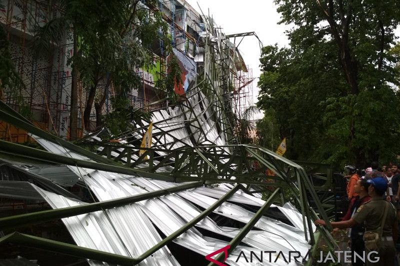 Atap Stadion Wergu Kudus roboh diterjang angin (VIDEO)