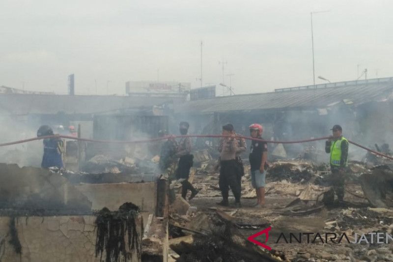 Pasar Wiradesa Pekalongan ludes terbakar