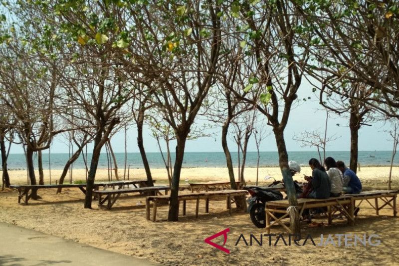 Pemkab optimistis target retribusi Pantai Bandengan tercapai
