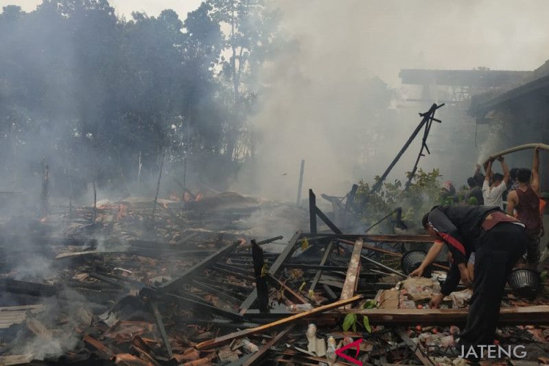 Korsleting listrik, empat rumah terbakar