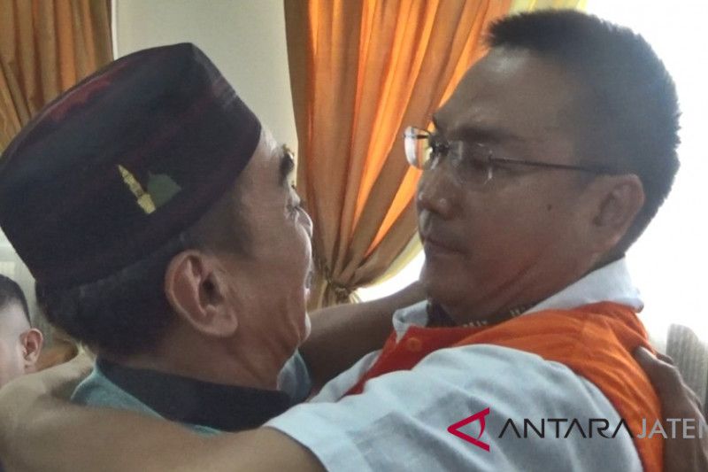 Iwan Adranacus dipeluk ayah korban di ruang sidang