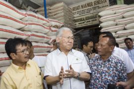 Mendag mengancam penimbun kebutuhan pokok