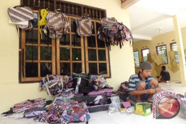 Kerajinan tas  batik Kulon  Progo  berkembang pesat ANTARA 
