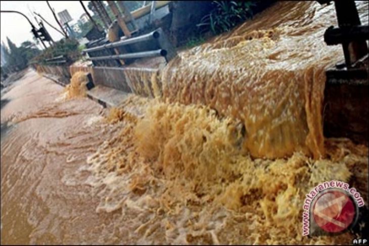 Hujan deras sebabkan Sungai Manunggal Yogyakarta meluap 