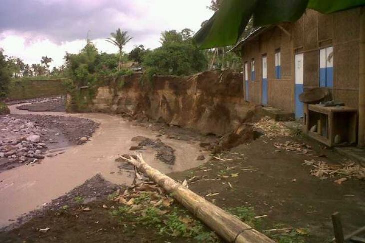 Erosi sungai di Bantul  rusak jalan kampung ANTARA News 