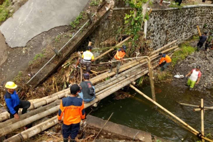 Warga Karanggeneng bangun jembatan darurat dari bambu