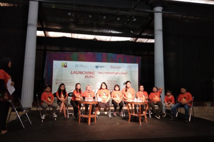 11 orang bertubuh mini pentas teater bareng