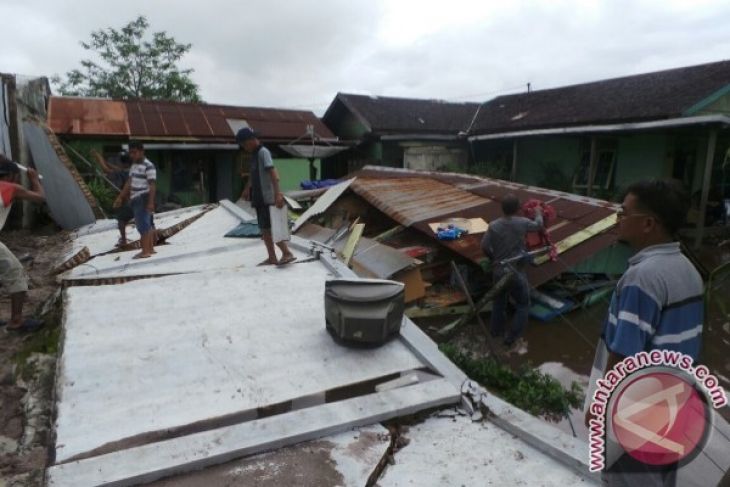 Satu Rumah di Sampit Hancur Tertimpa Tembok Toko Buku 
