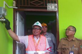 200 rumah daerah penyangga nikmati listrik 24 jam