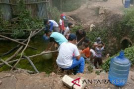 Warga Batam mandi di parit akibat pipa bocor