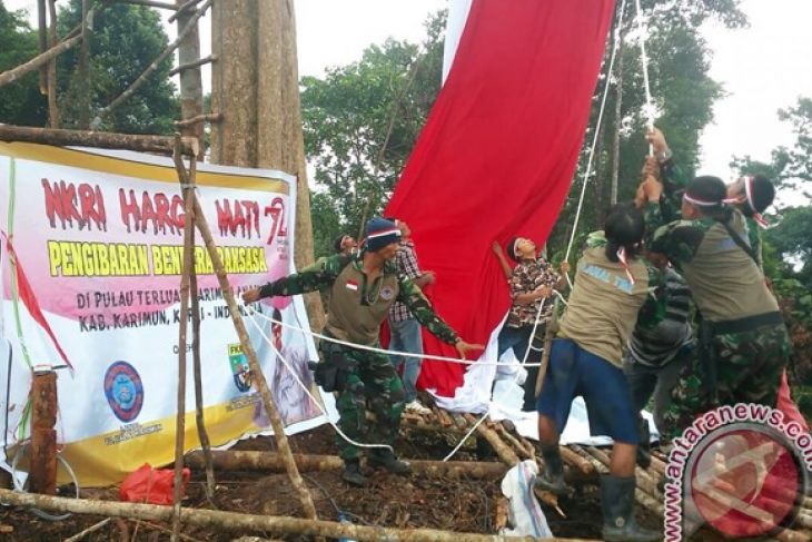 Merah Putih Berkibar di Pulau Terluar Karimun - ANTARA 