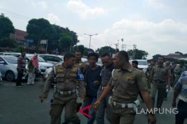 Seorang warga nekat pecahkan kaca gadung satu atap