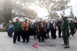 BUMN Hadir - peserta SMN melihat proses produksi semen