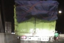 Truk besar tetap melintasi